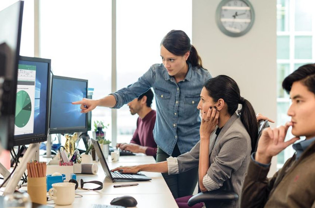 Oficina con equipos con Windows. 